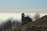 38 La chiesetta del Linzone sullo sfondo della foschia della pianura